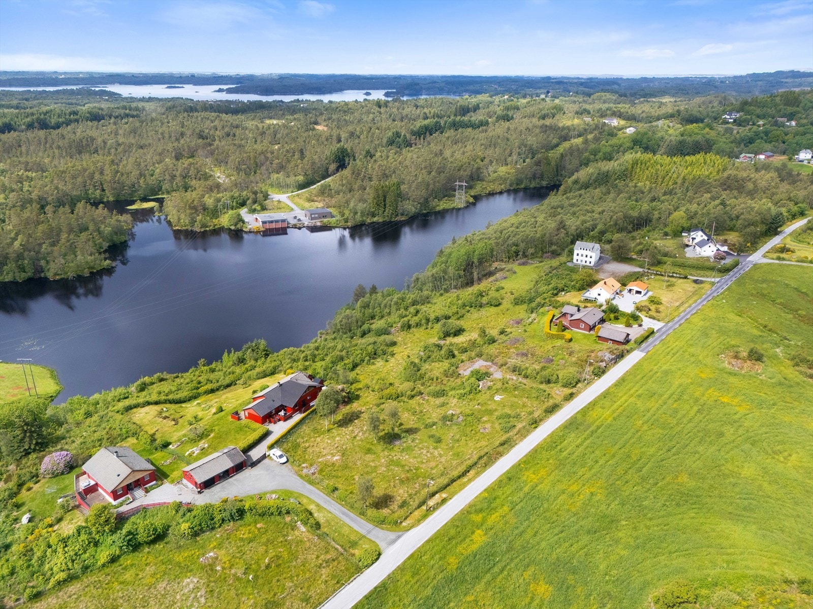 Fra eiendommen er det kort kjørevei til Lindås med butikker og offentlige tjenestetilbud som skoler, barnehager med mer. Galleribilde