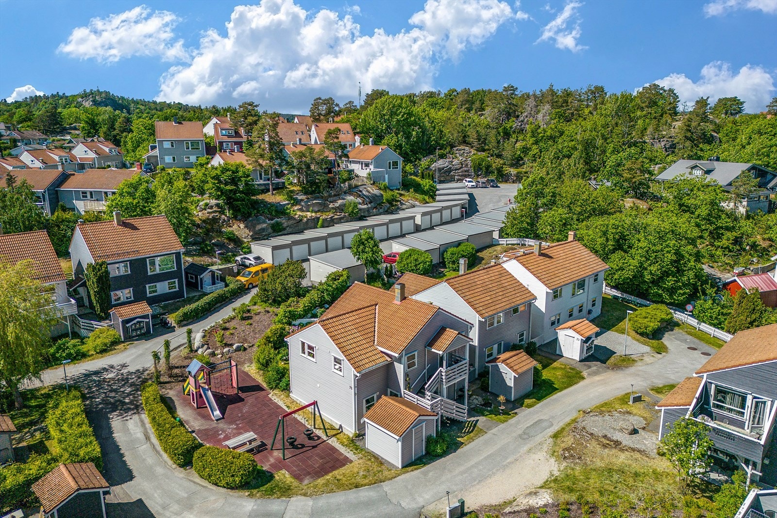 Omgivelsene er ideelle for barnefamilier - her bor det barn i alle aldre, det er gode oppvekstsvilkår og et hyggelig bomiljø. Galleribilde