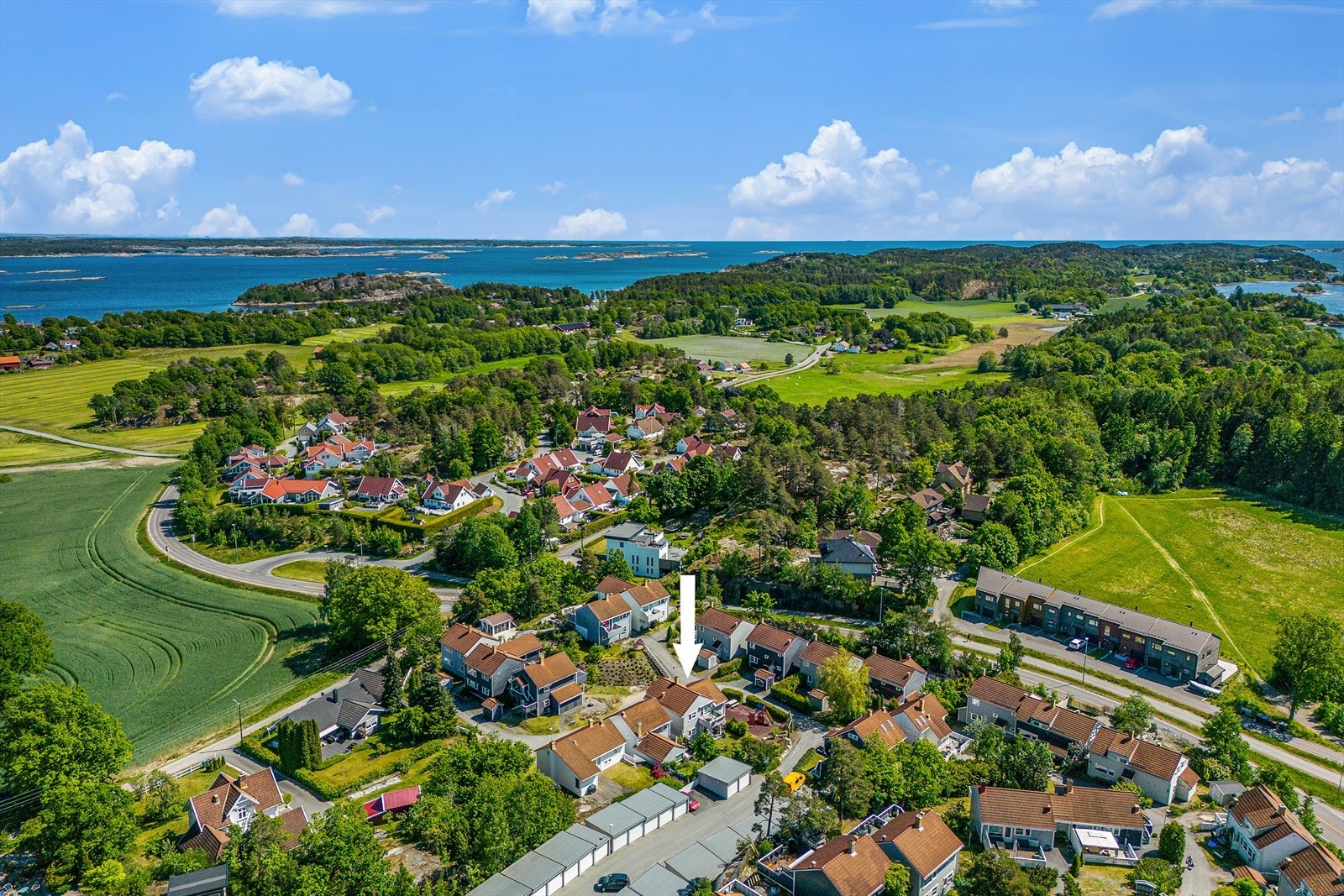 Boligen ligger ca. 4 km. fra sentrum i Sandefjord med butikker og servicetilbud, samt et yrende sommerliv på Indre Havn. Galleribilde