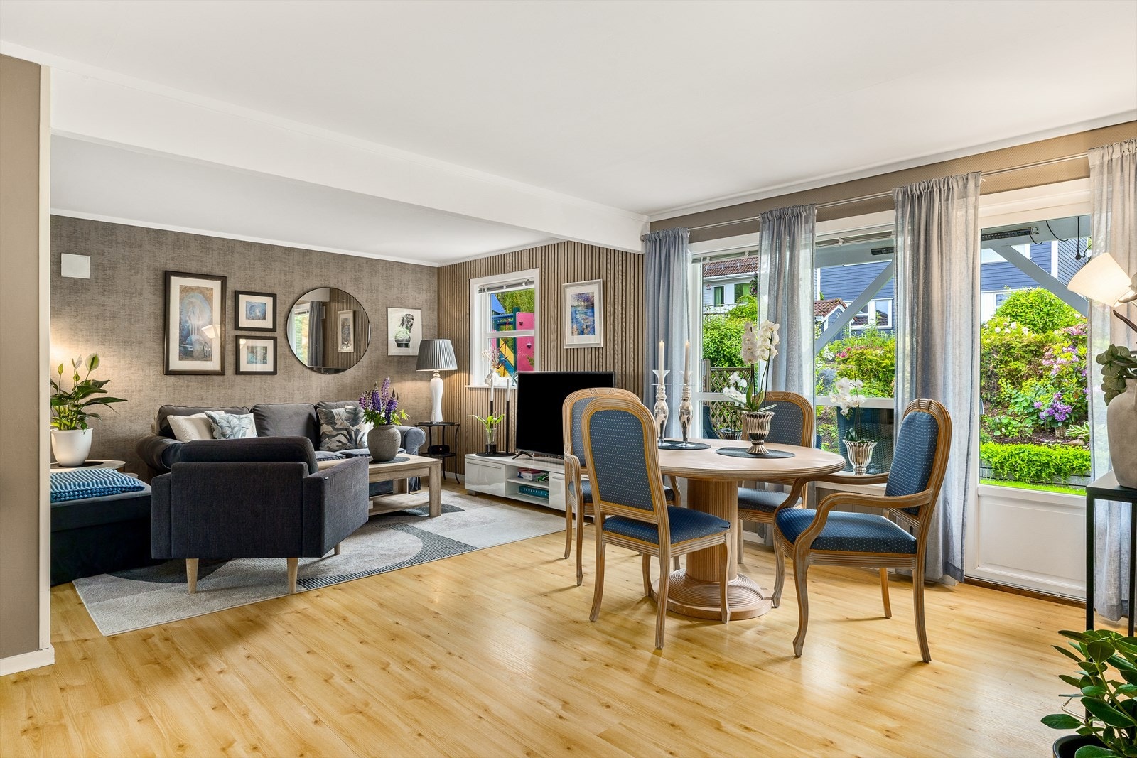 Store vindusflater slipper inn rikelig med naturlig lys, som ytterligere forsterker den åpne og luftige atmosfæren. Galleribilde
