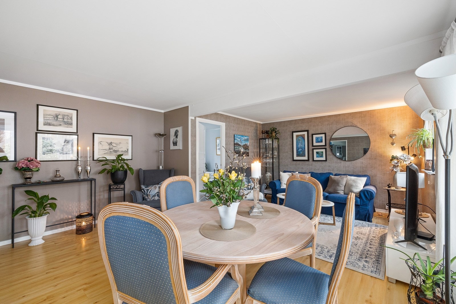 Dette er en flott plass å dekke opp til både hverdag og fest - enten det er en rolig frokost i morgensolen eller et hyggelig middagsselskap med døren åpen ut mot terrassen på varme dager. Galleribilde