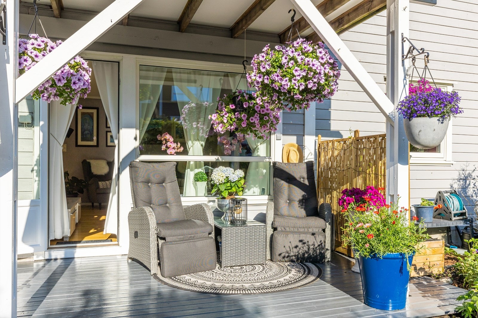 Terrassen fremstår som en nydelig oase. Dette er virkelig en plass man kan sitte å nyte både blomster, stemning og sol. Galleribilde