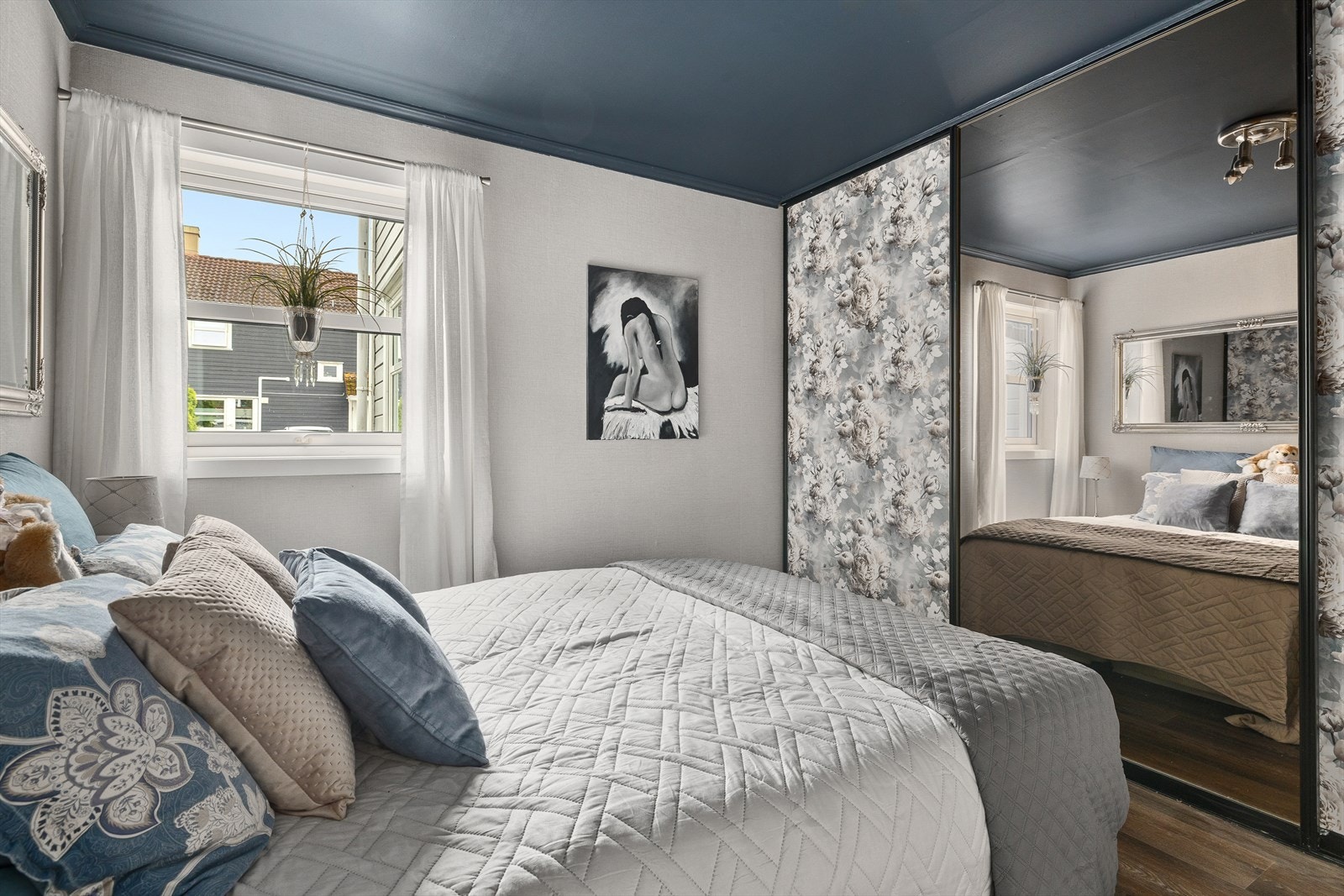 Leilighetens hovedsoverom er lyst og pent, med god plass til dobbeltseng og nattbord. Rommet har en moderne skyvedørsgarderobe som gir rikelig med oppbevaringsplass samtidig som det gir et ryddig og stilrent uttrykk. Galleribilde