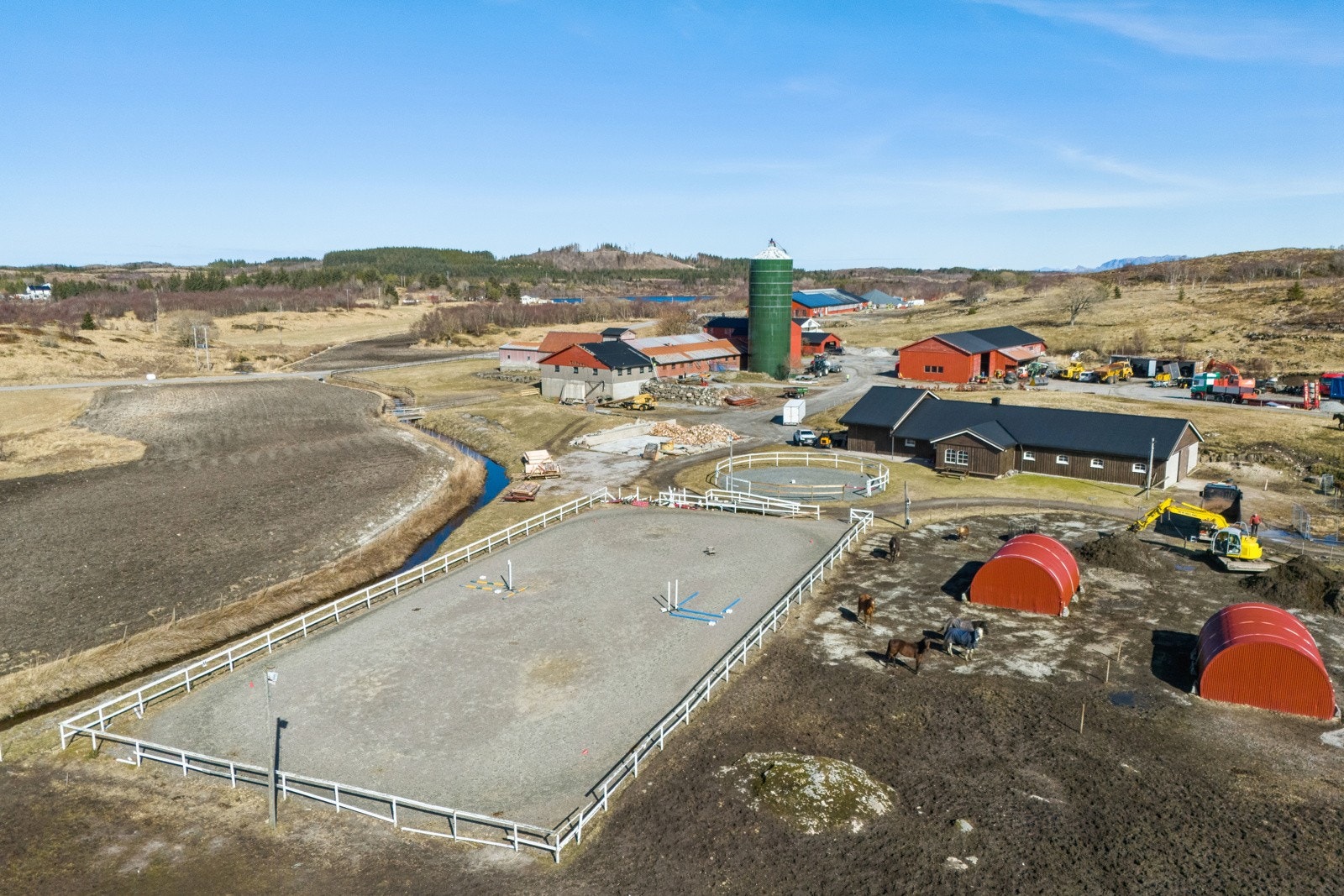 Stall fra 2006 med 12 stallbokser - Stallen med ridebane er pt utleid for kr. 120.000,- pr år Galleribilde