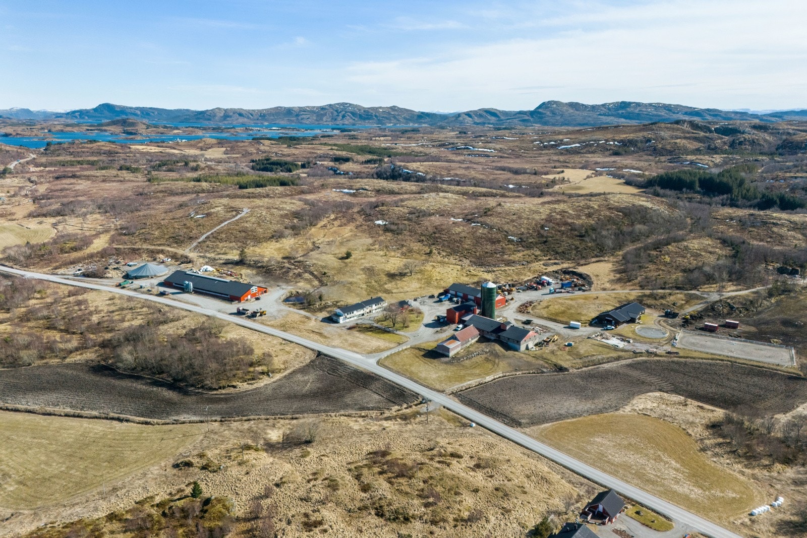 Et moderne gårdsbruk som er i full drift med melk - og kjøttproduksjon Galleribilde