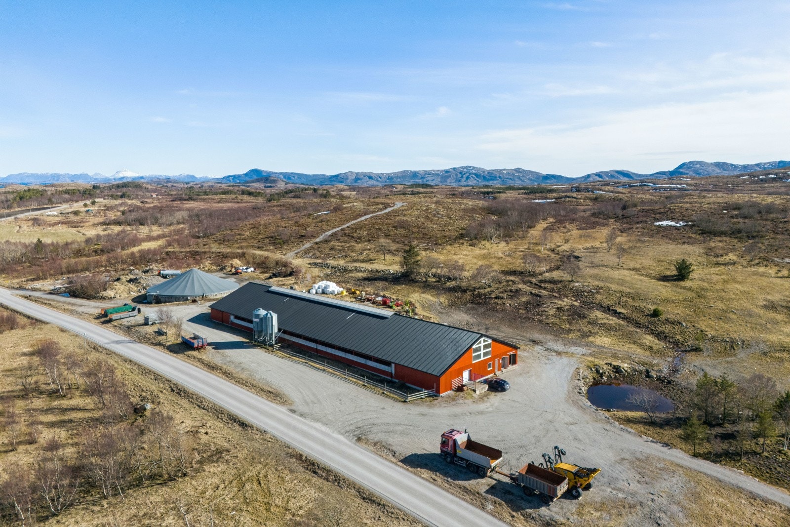 Driftsbygning fra 2012 med løsdrift og melkerobot Galleribilde