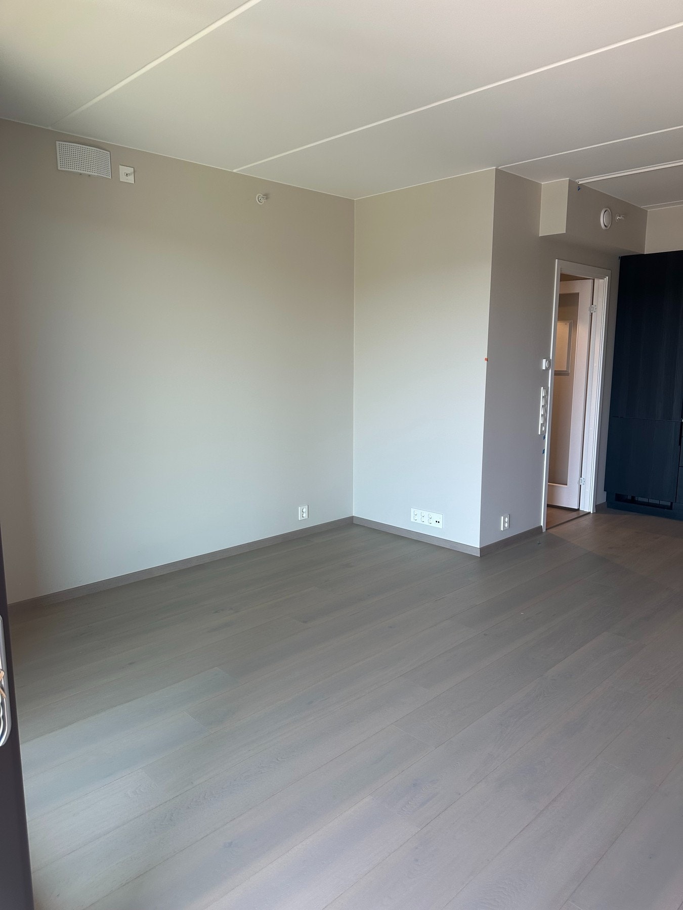 Åpen stue- og kjøkkenløsning - bilder tatt på forhåndsbefaring 13.06.2025 Galleribilde