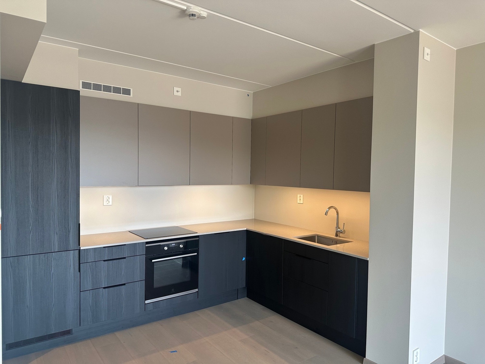 Kjøkken fra HTH, hvitevarer Electrolux - bilder tatt på forhåndsbefaring 13.06.2025 Galleribilde