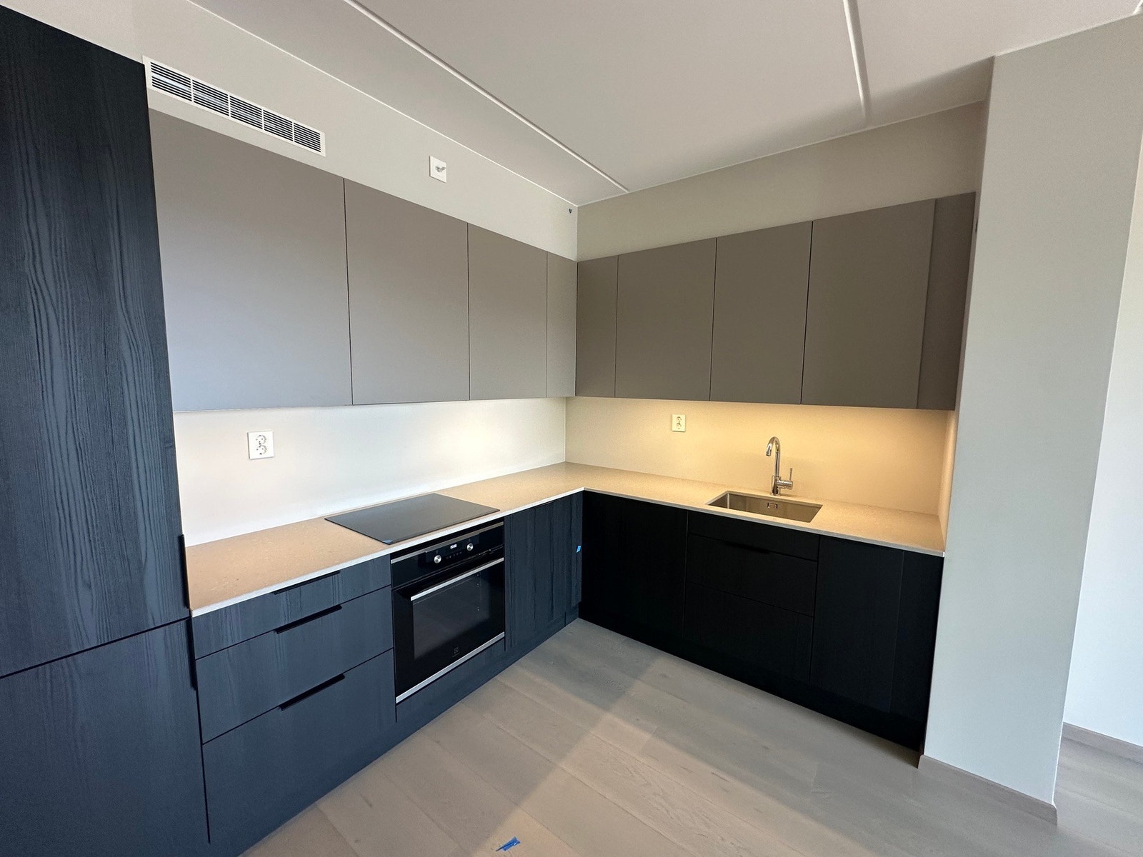 Kjøkken fra HTH, hvitevarer Electrolux - bilder tatt på forhåndsbefaring 13.06.2025 Galleribilde