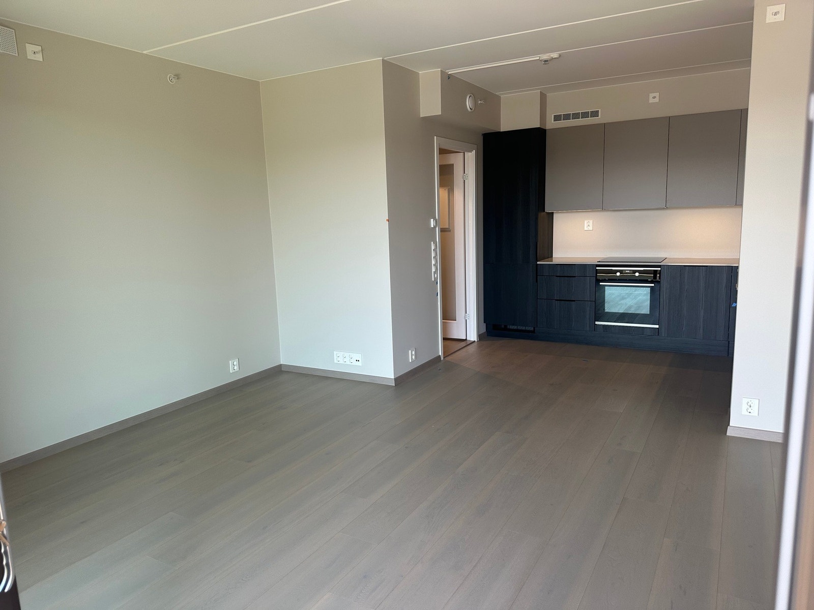 Åpen stue- og kjøkkenløsning - bilder tatt på forhåndsbefaring 13.06.2025 Galleribilde