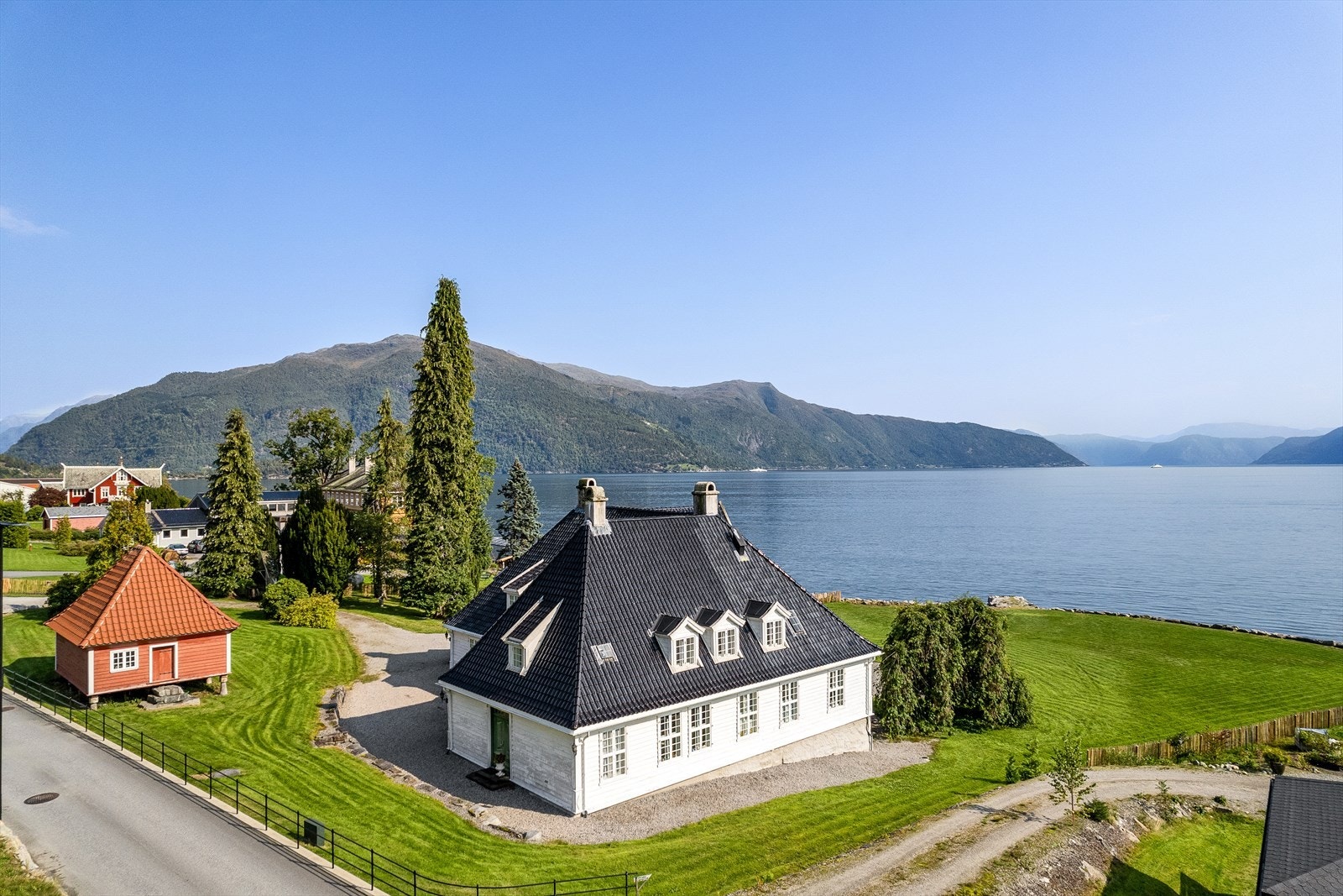 Fantastisk eigedom med strandlinje, flat hage, utsikt og spennande historie. Galleribilde