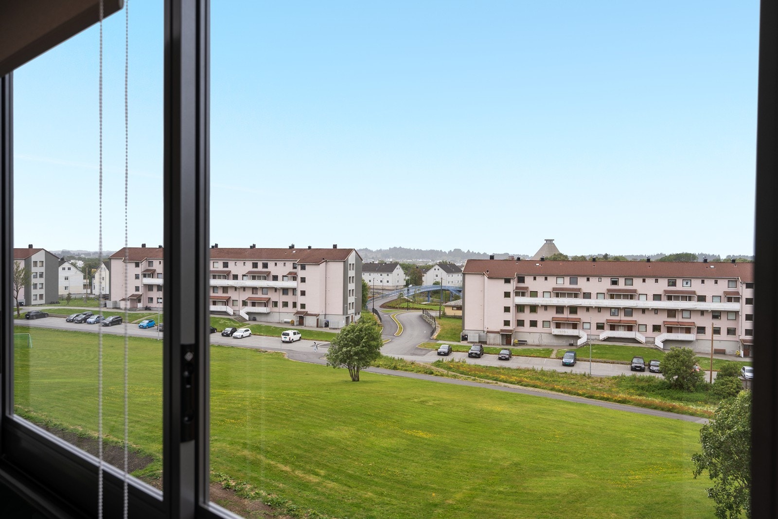 Flott utsikt mot området! Vinduene kan enkelt åpnes, slik at dere får en luftigere uteplass på fine sommerdager. Galleribilde