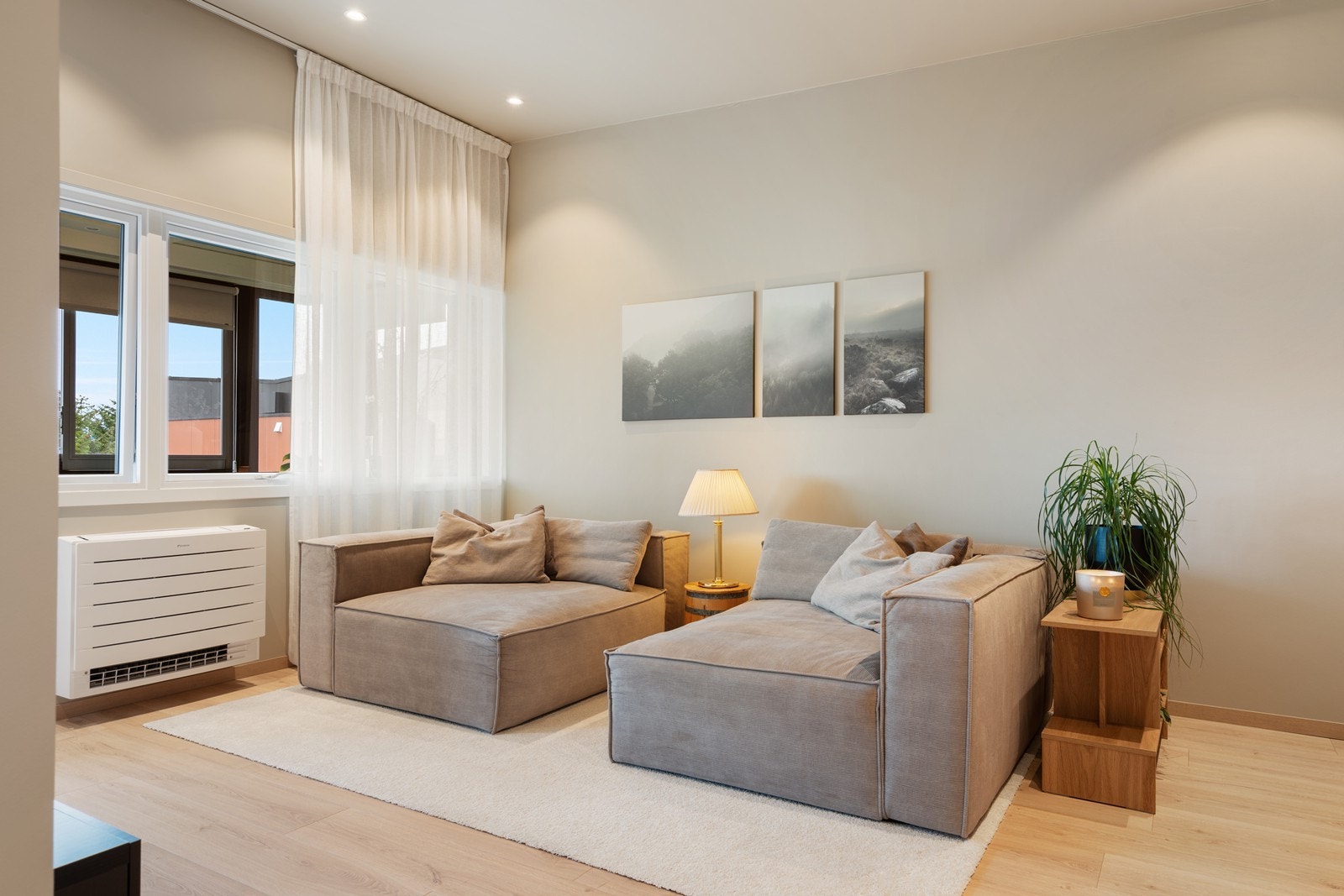 Rommet har flere innredningsmuligheter og god plass til både sofa og spisegruppe. Rause vindusflater gir godt med naturlig lys. Galleribilde