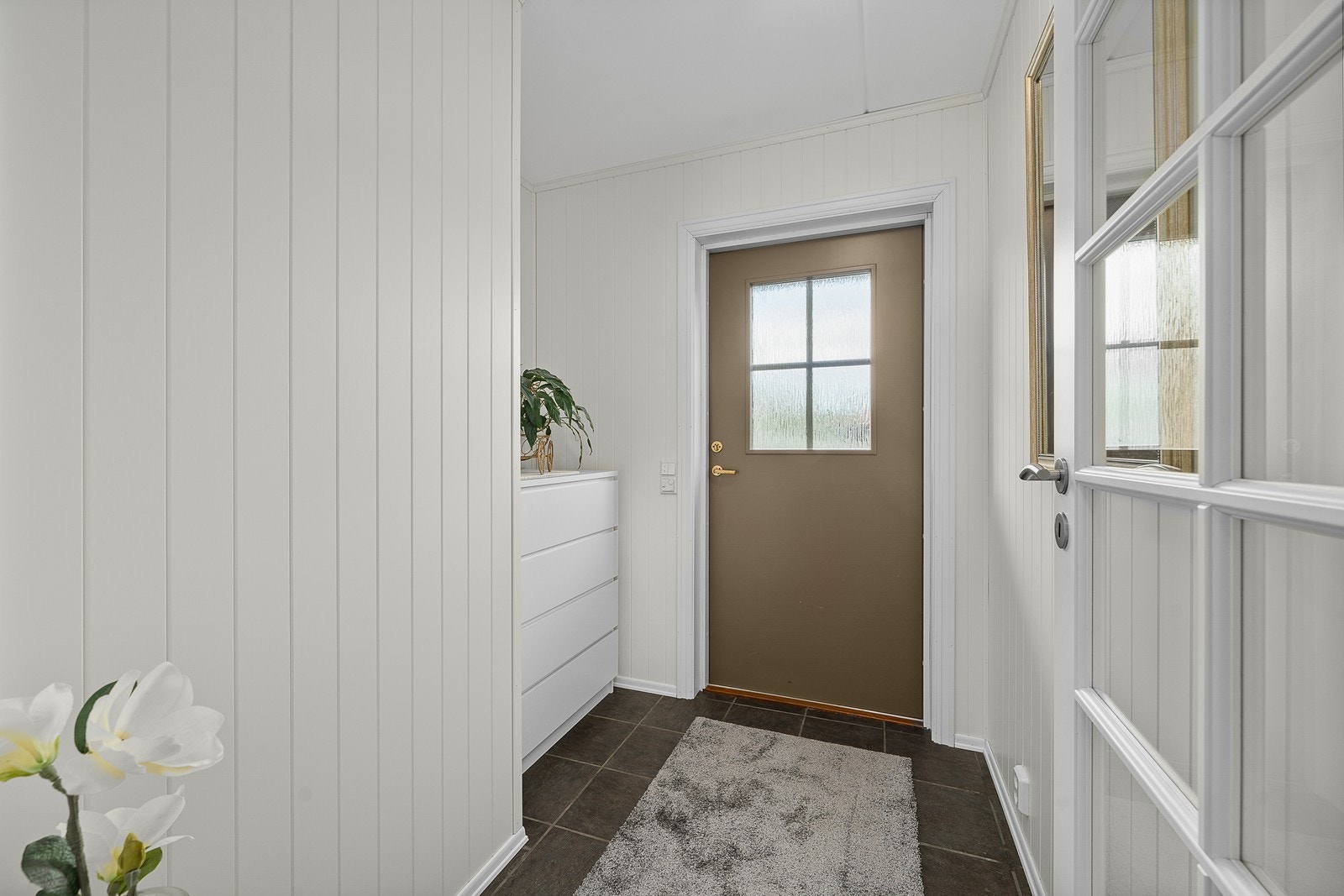 Entré med plass for yttertøy og sko. Galleribilde