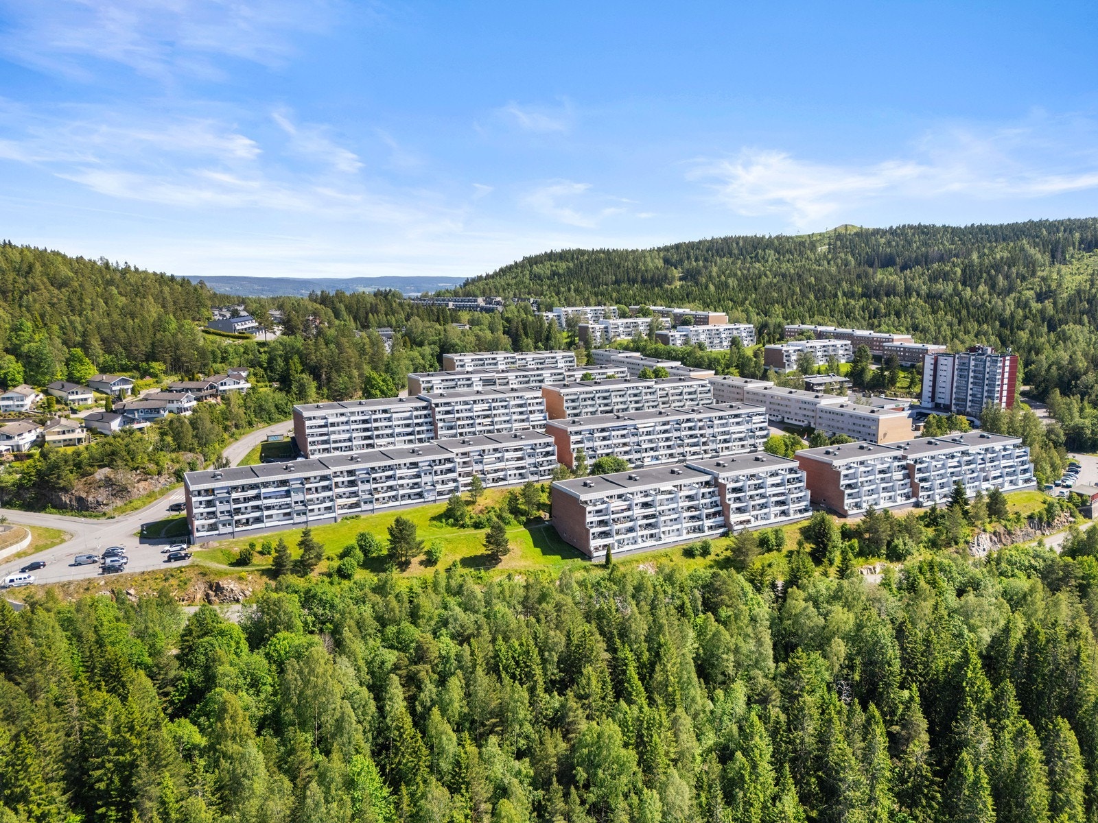 Området består av gode turmuligheter i Østmarka med kort gangavstand til Åmotdammen, en av Rælingens mest populære badeplasser. Videre er det turveier som strekker seg hele veien til Marikollen idrettspark med alpinbakke, lysløyper og skøytebane. Galleribilde