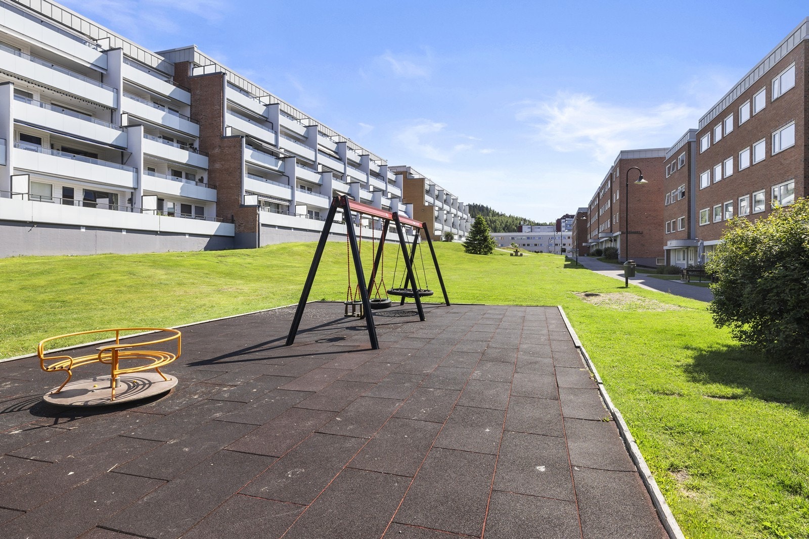 Borettslaget har fine, barnevennlige fellesområder med pent opparbeidet tomt med gress og beplantning. Galleribilde