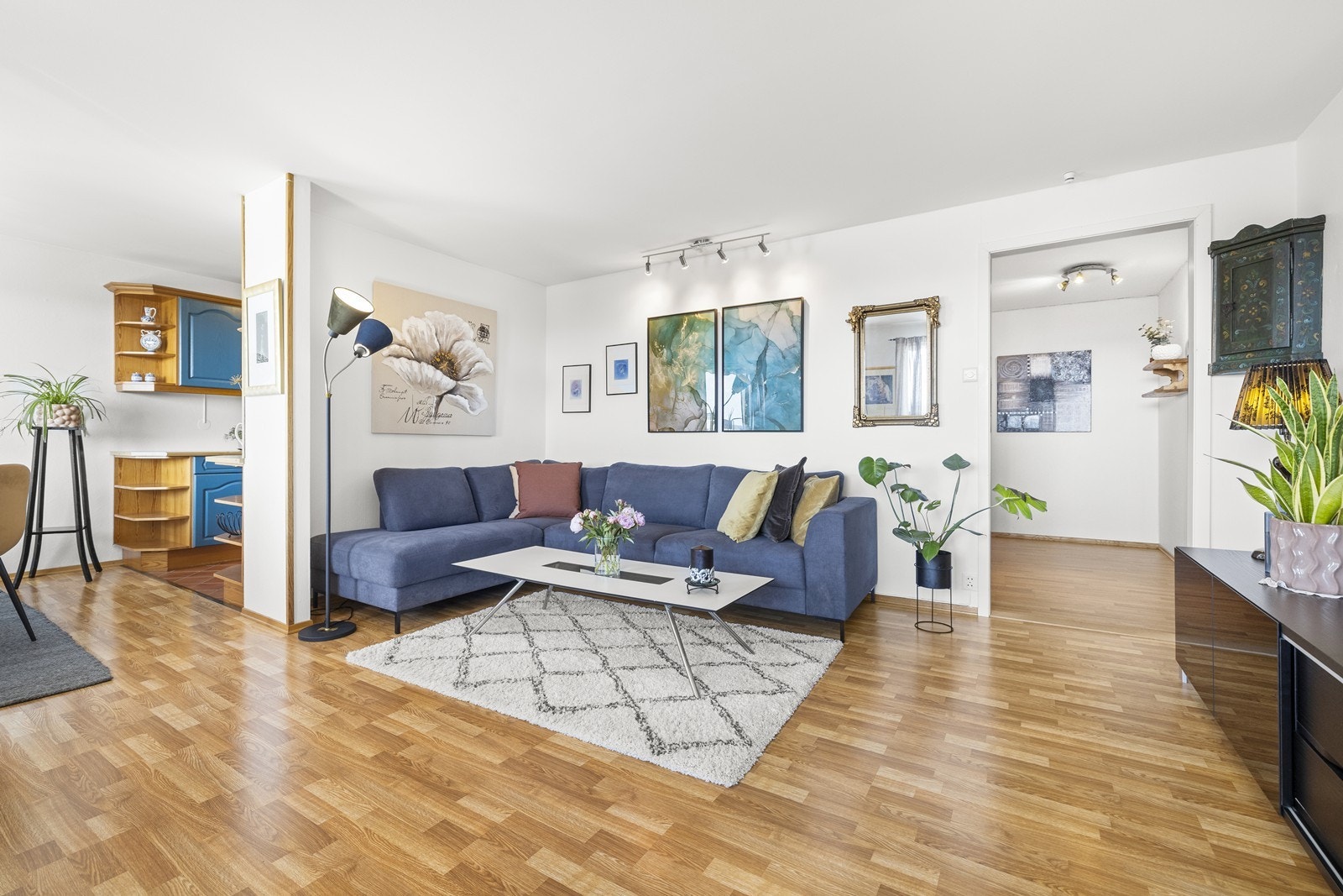 Lyst oppholdsrom med plass til både avslapning og måltider. Galleribilde