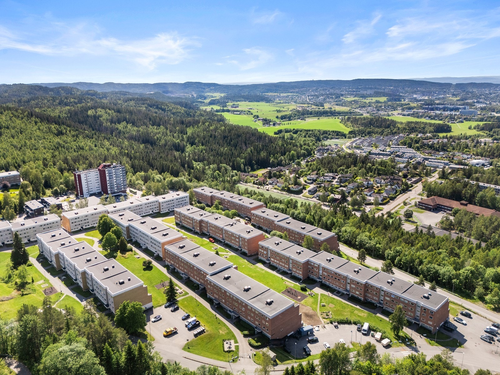 Området gir mulighet for offentlig kommunikasjon via buss og tog. Nærmeste holdeplass er Blystadlia som ligger ca 300 meter fra boligen. Med bil fra Blystadlia tar det ca. 9 minutter til Lillestrøm, 19 minutter til Oslo S og 30 min til Oslo lufthavn. Galleribilde