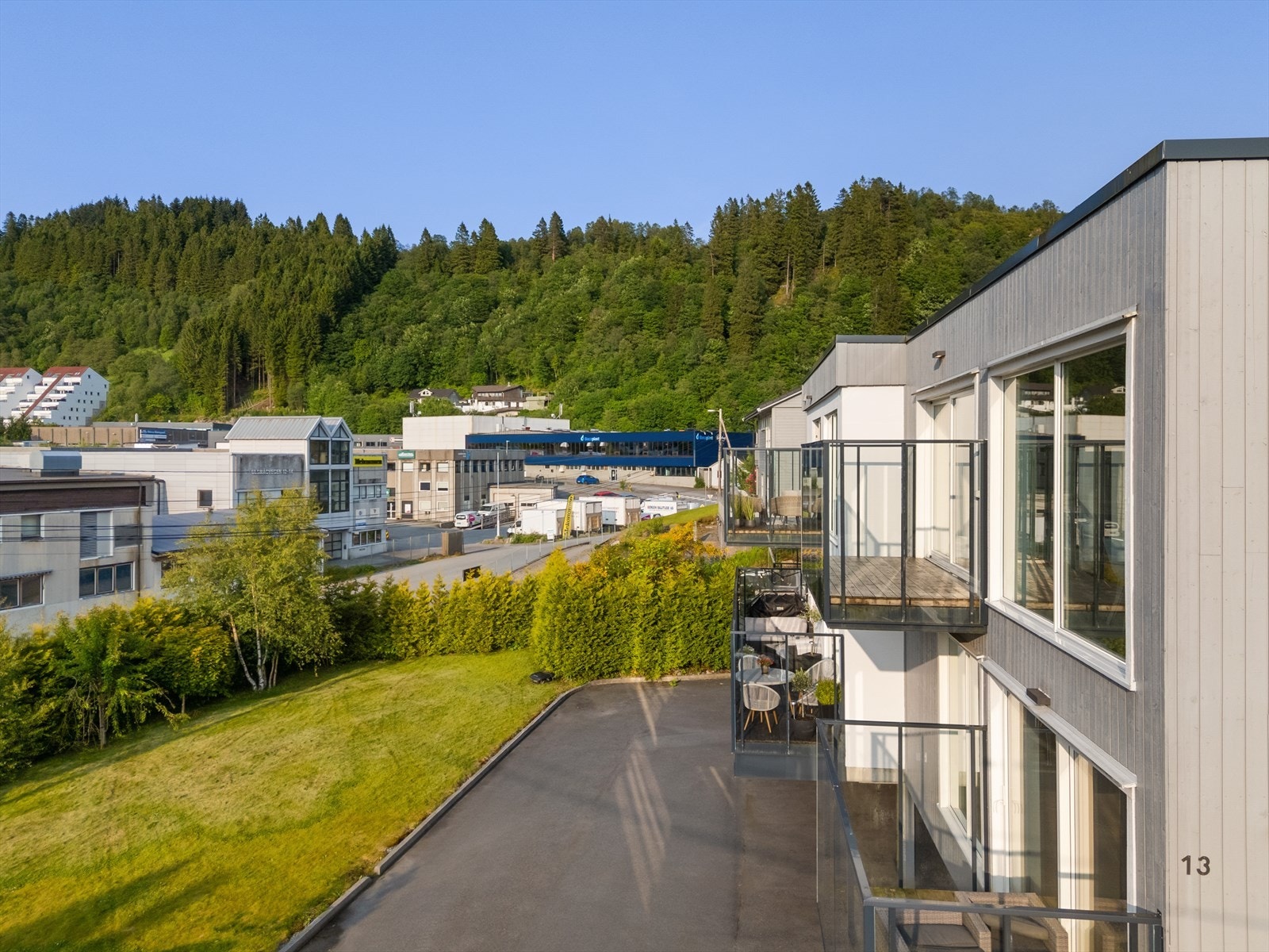 Denne boligen ligger fredelig til i et rolig og tilbaketrukket boligområde, samtidig som du har umiddelbar nærhet til et bredt spekter av servicetilbud og fasiliteter. Galleribilde