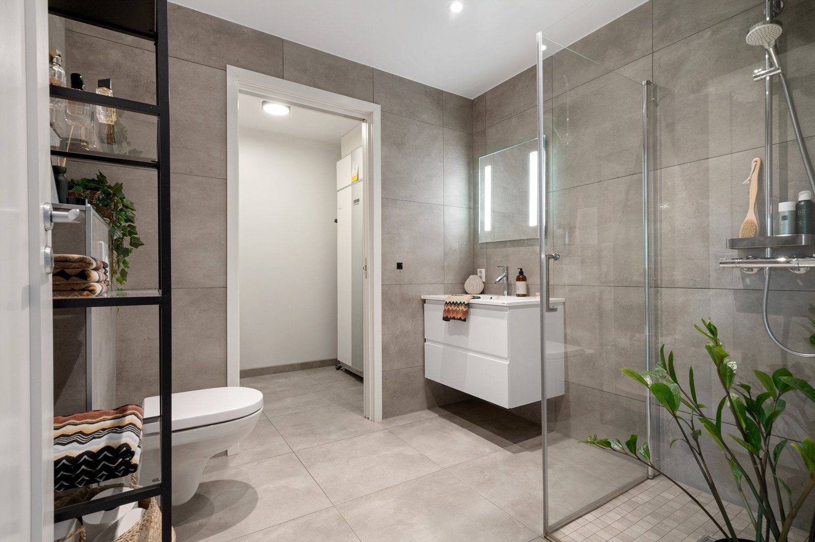 Badet er moderne, romslig og har en gjennomført stil med eksklusive materialvalg. Galleribilde
