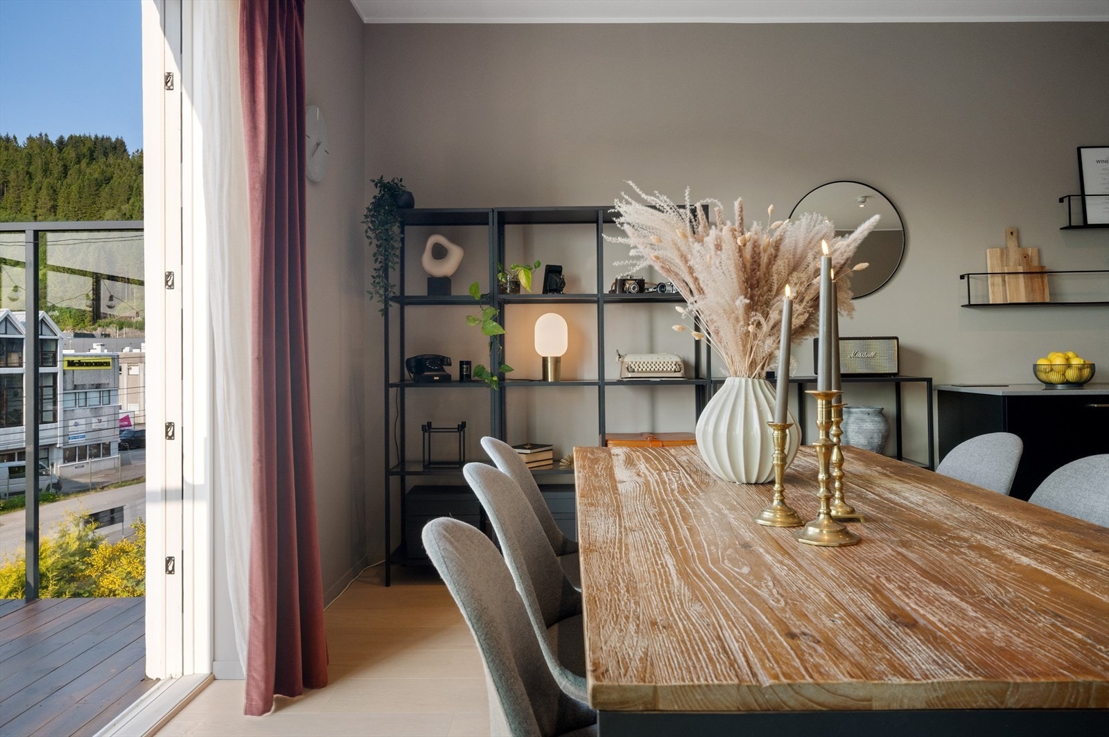 Store vindusflater slipper inn rikelig med naturlig lys og gir en flott utsikt over nærområdet, samtidig som de bidrar til den åpne og innbydende følelsen i rommet. Galleribilde