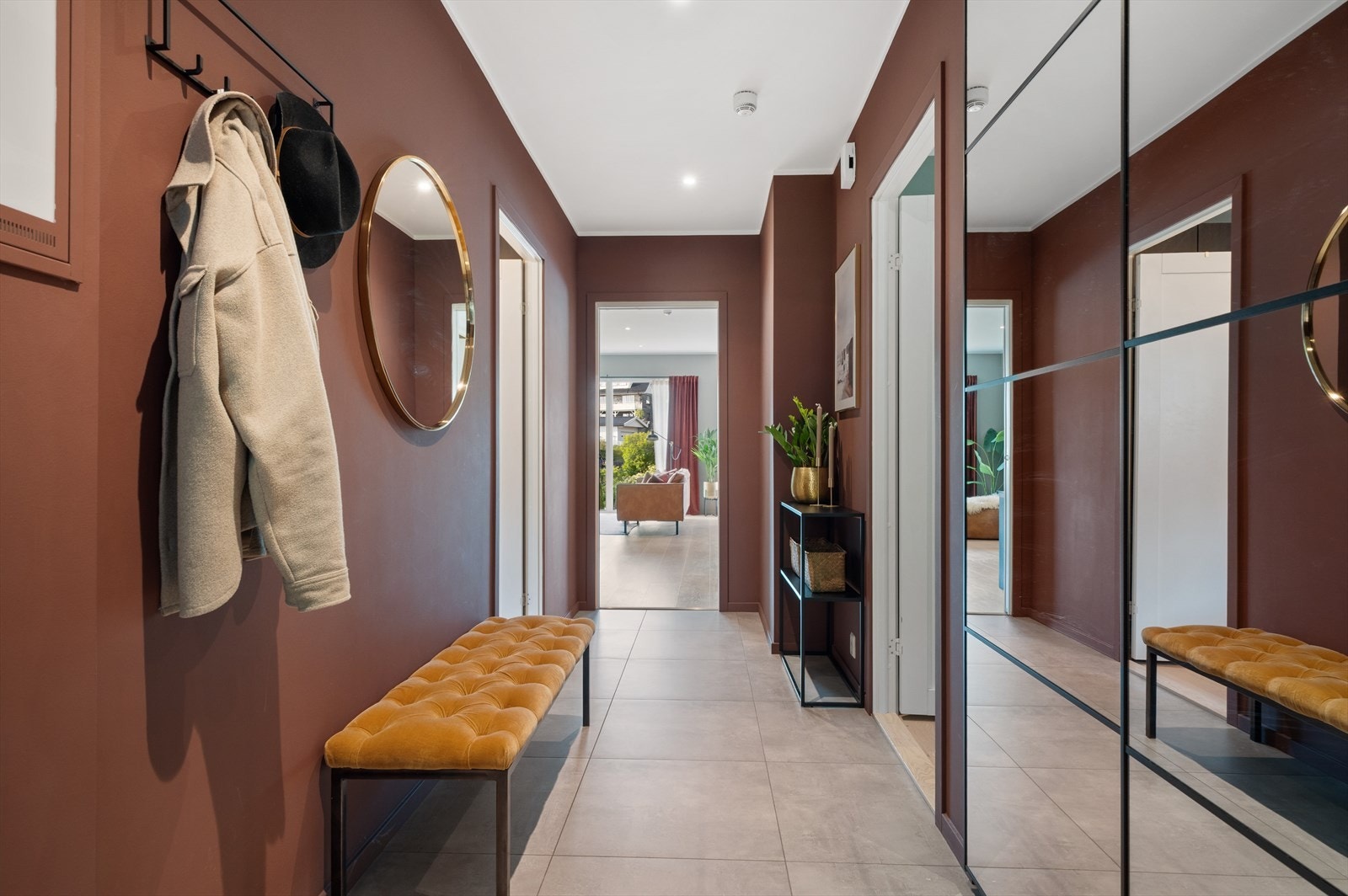 Her er det flislagt gulv med gulvvarme som gir både komfort og praktisk verdi. Det er god plass til å henge fra seg yttertøy og oppbevare sko i en stor og plassbesparende skyvedørsgarderobe. Galleribilde