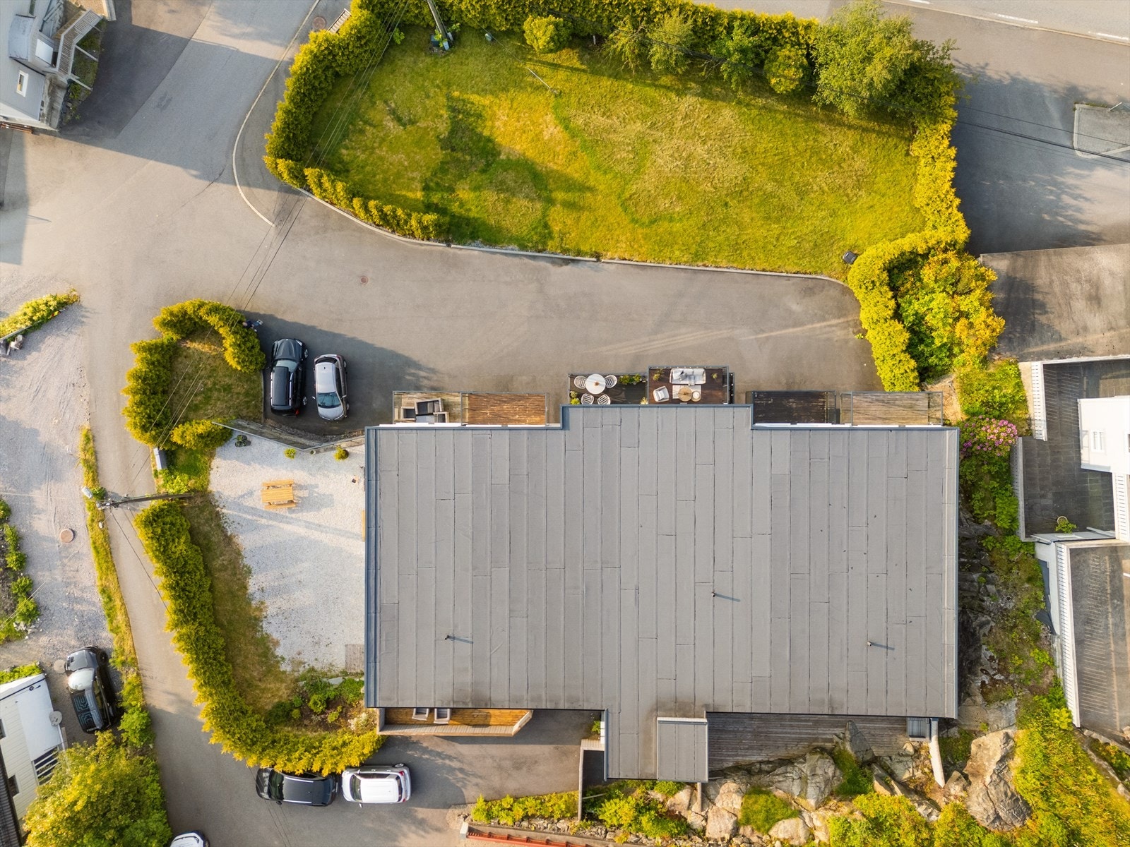 Tomten er fint opparbeidet med bebyggelse, hage, felles uteplass og biloppstillingsplass. Galleribilde