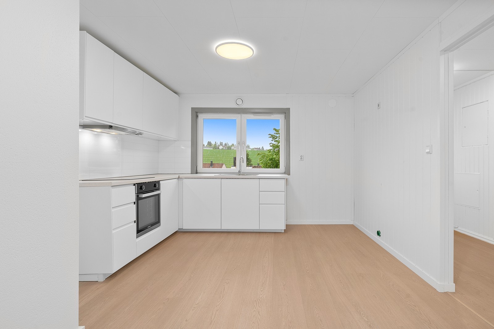 Praktisk utformet kjøkken med ventilator og moderne belysning. Nytt kjøkken 2025 Galleribilde