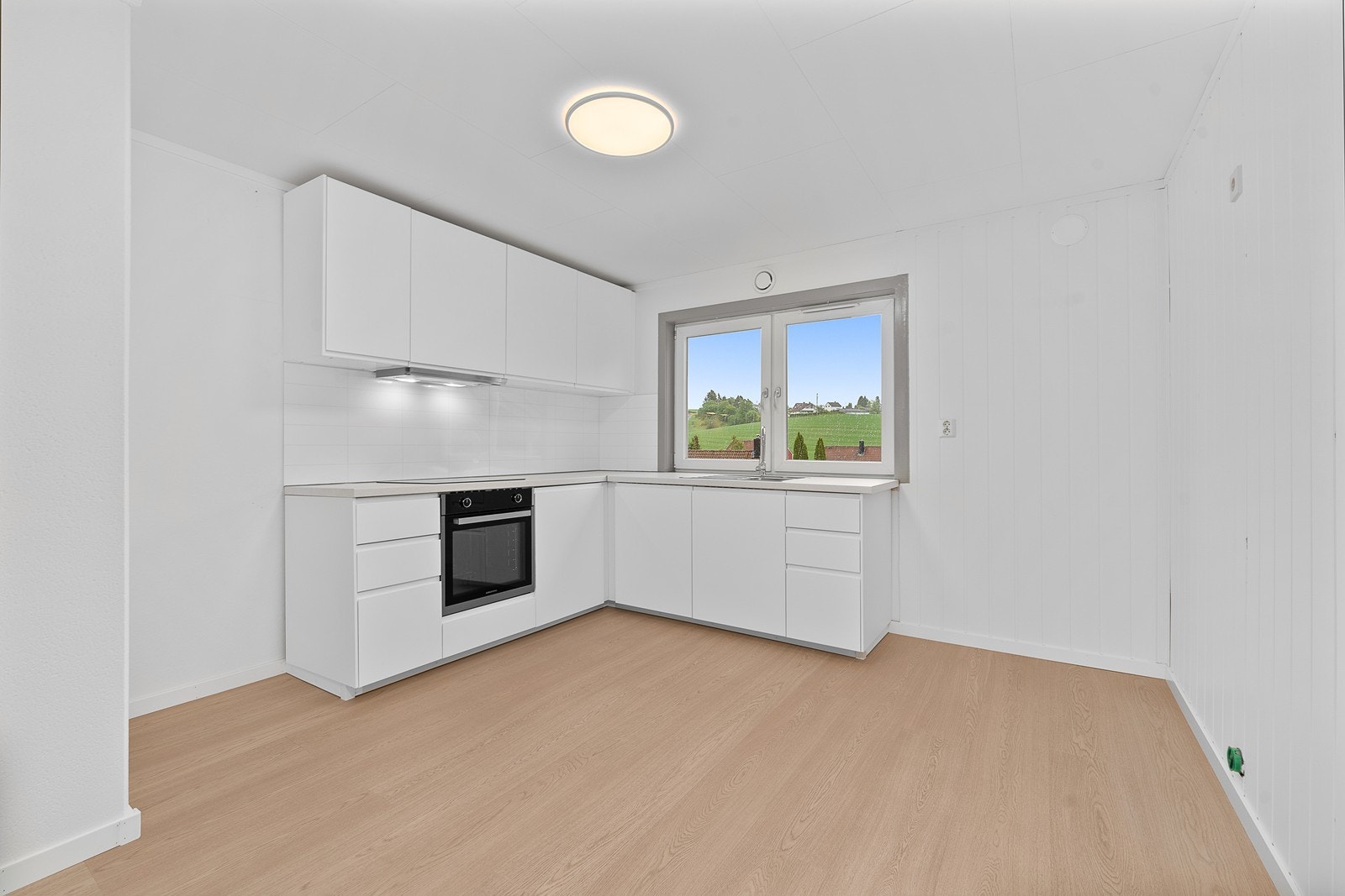 Spiseplassen ved kjøkkenvinduet gir hyggelig atmosfære til måltidene. Nytt kjøkken 2025 Galleribilde