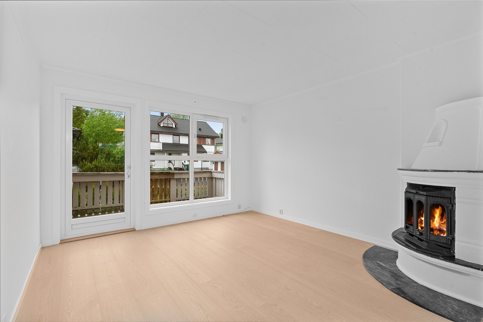 Stue med peis som gir ekstra varme og utgang til balkong for hyggelige ettermiddager. Galleribilde