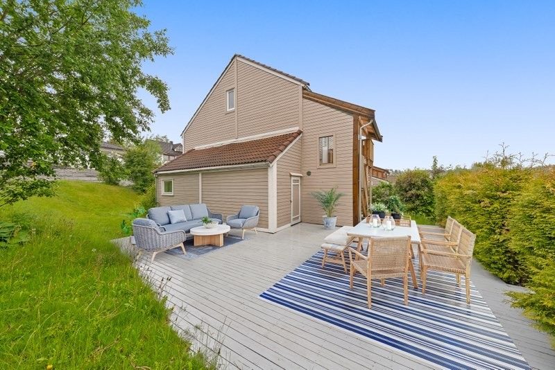 Romslig uteområde gir gode rammer for sosiale sammenkomster og sommerdager. (digitalt stylet) Galleribilde