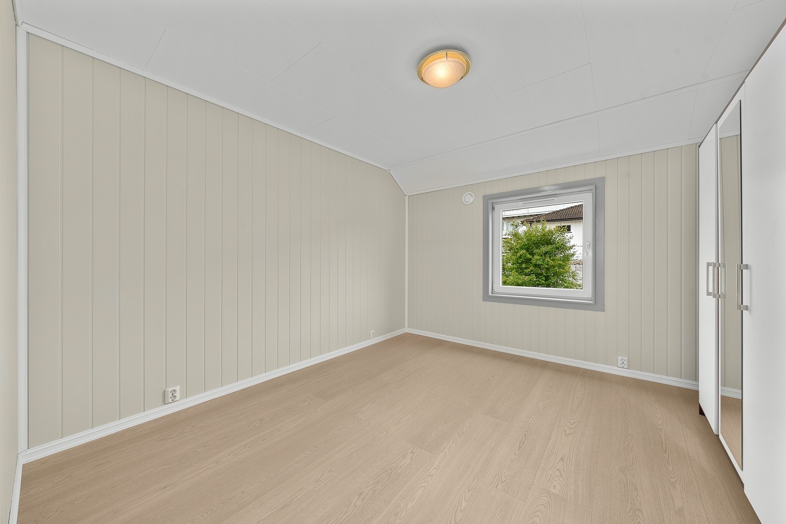 Romslig soverom i andre etasje med plass til dobbeltseng og garderobeskap. Mye av leiligheten er nyoppusset i 2025 Galleribilde