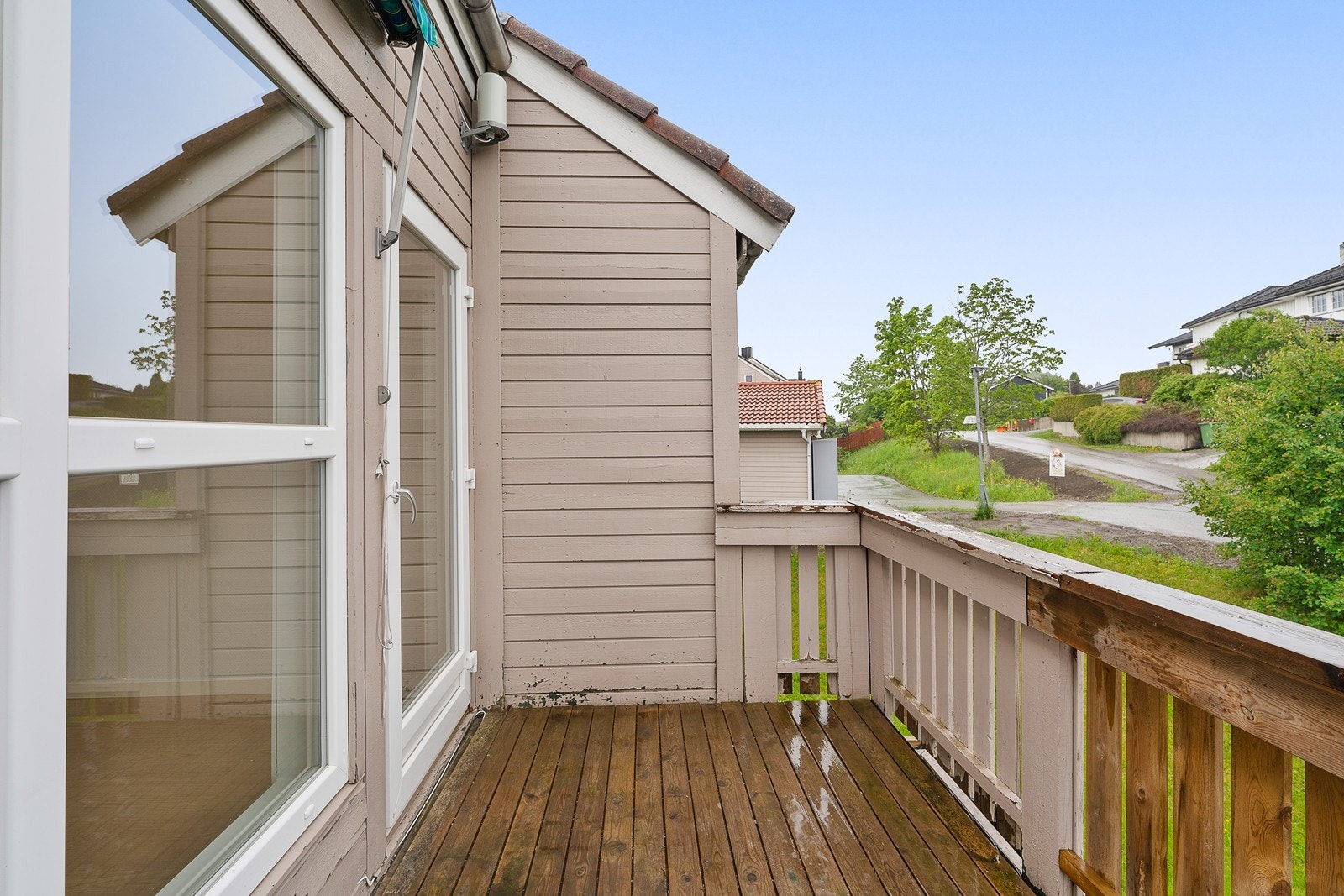 Vestvendt balkong på 6 m² med terrassebord og plass for liten sittegruppe. Galleribilde