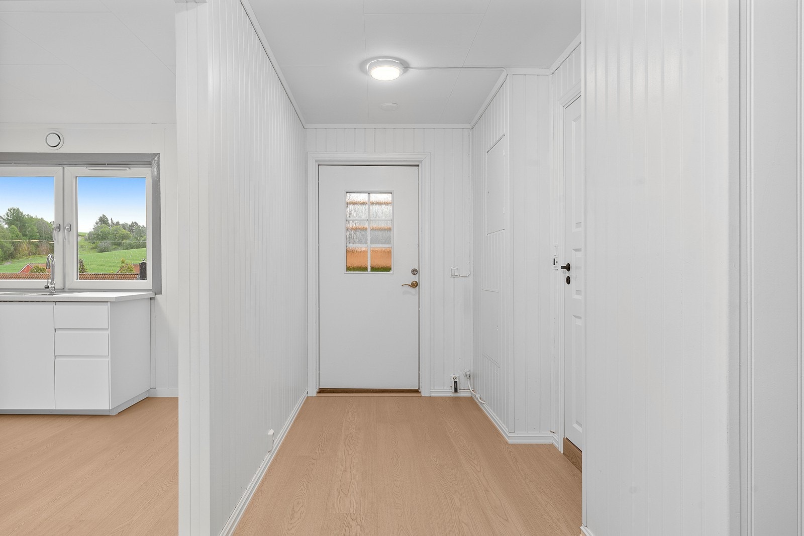 Praktisk entré med god plass til oppbevaring av yttertøy og sko. Galleribilde