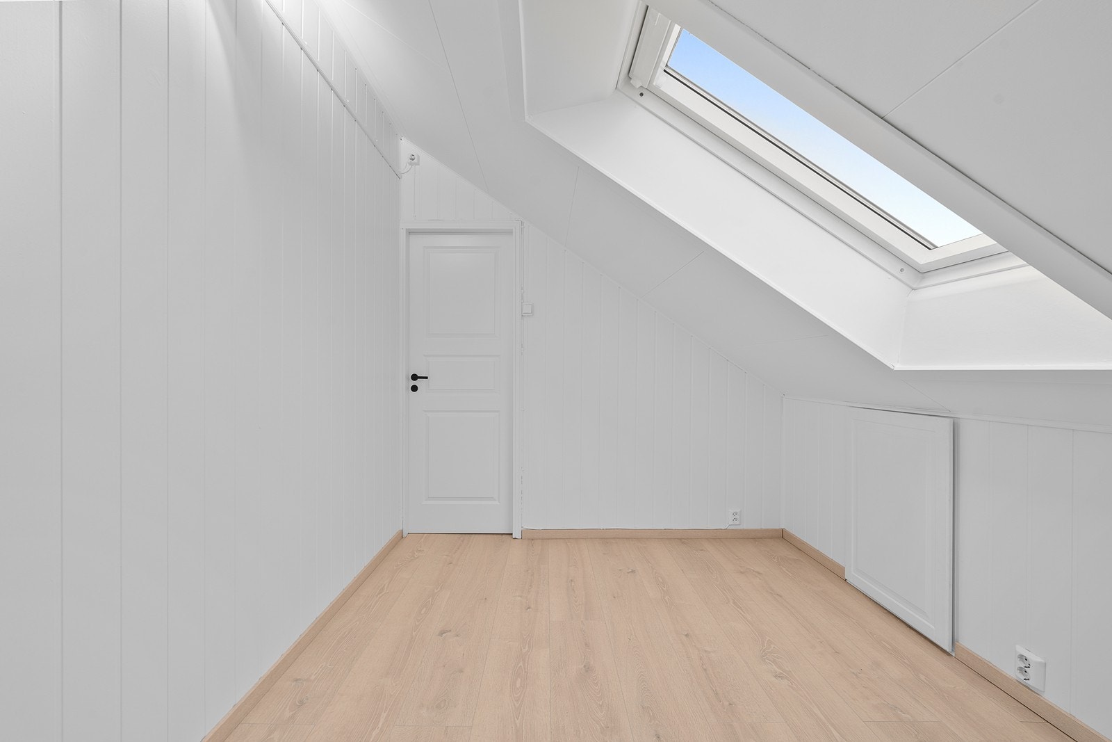 Takvindu gir naturlig dagslys til det andre soverommet i andre etasje. Galleribilde