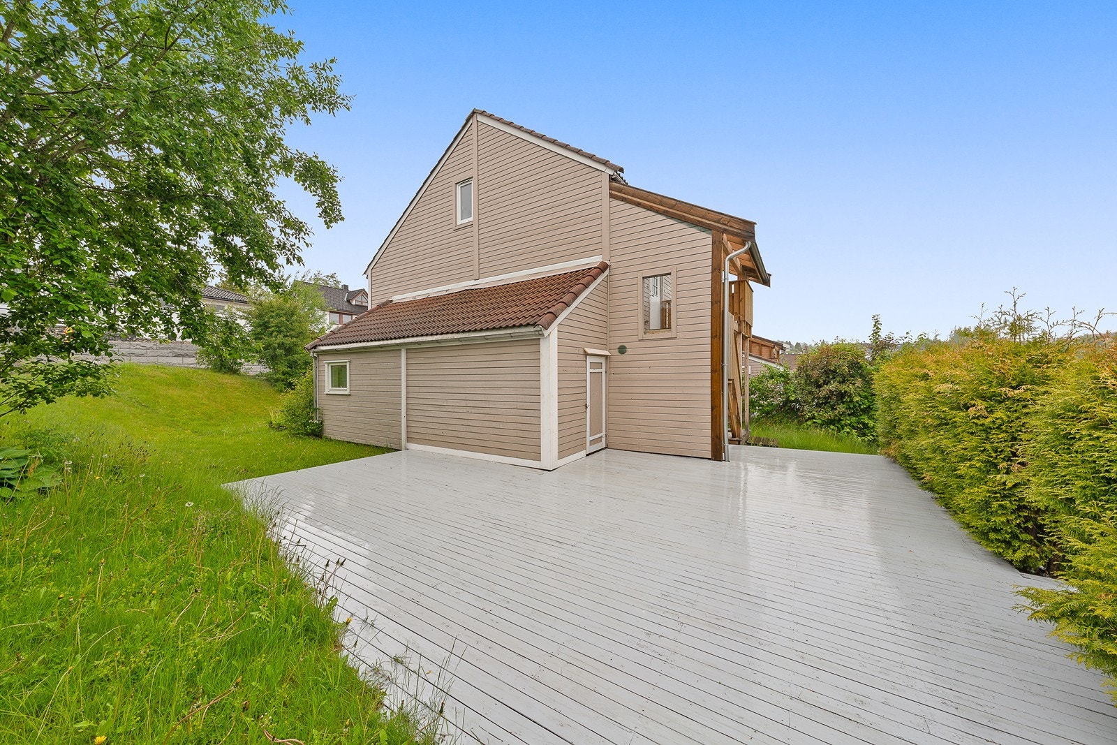 Stor privat terrasse med god plass til utemøbler og sosiale sammenkomster. Galleribilde