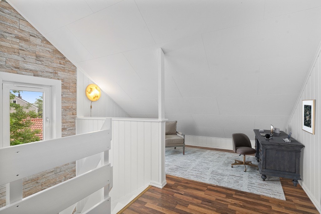 Koselig loftstue med særpreg, perfekt for TV-stue eller lesekrok. (digitalt stylet) Galleribilde