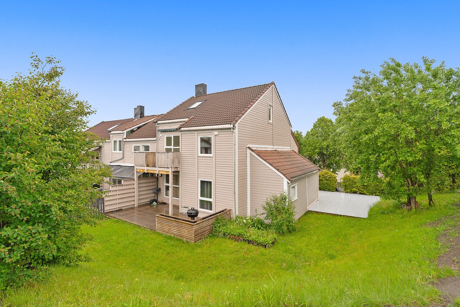 Innholdsrik leilighet over to plan med klassisk fasade og pent opparbeidet hage. Galleribilde