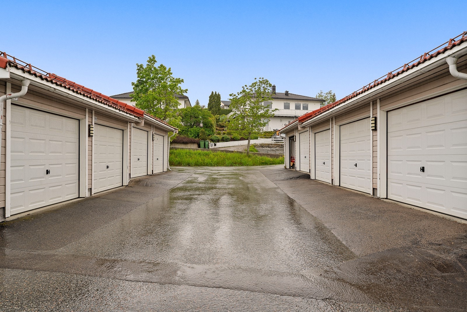 Leiligheten disponerer egen garasjeplass, som gir trygg og komfortabel parkering. Galleribilde