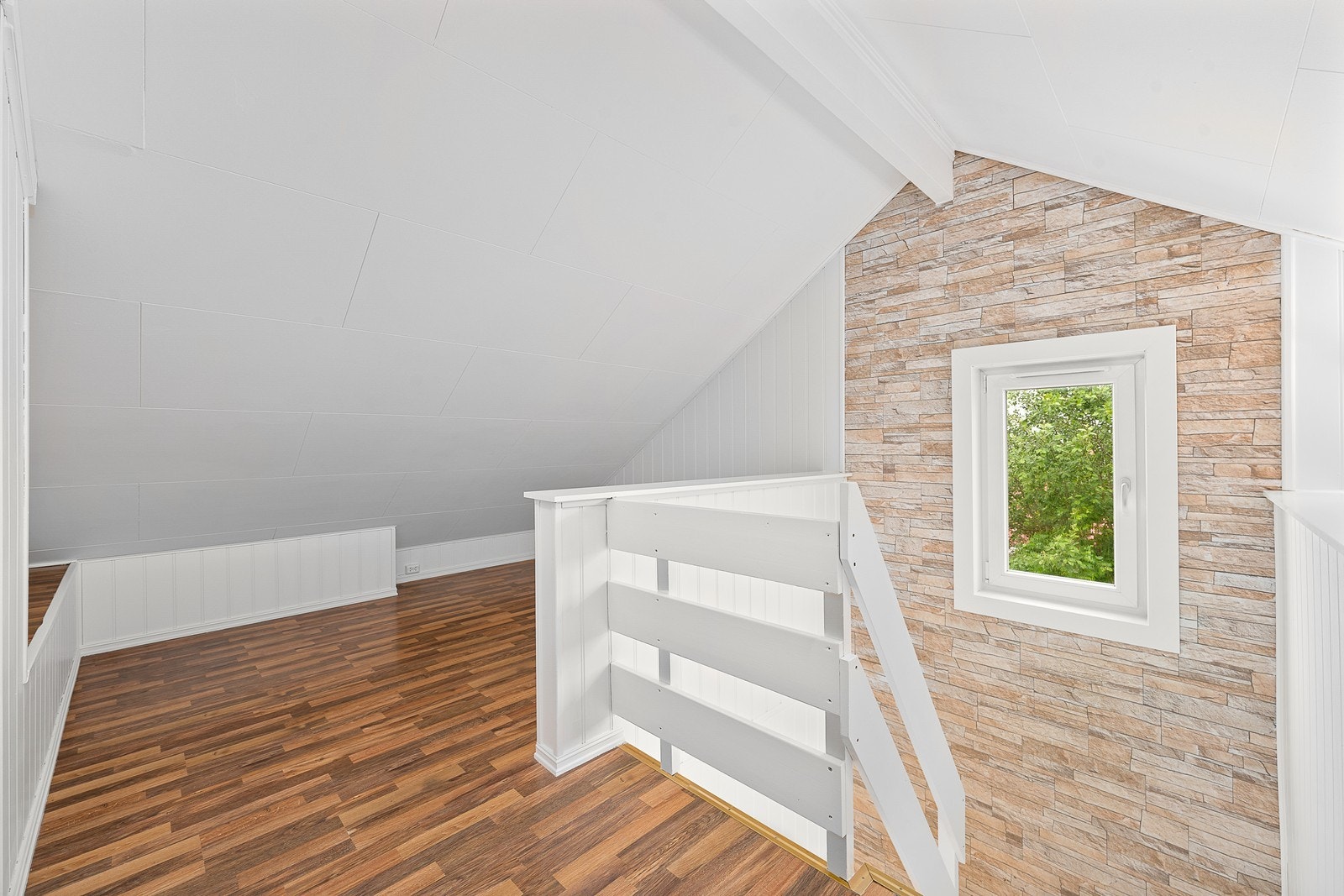 Loftstuen gir ekstra oppholdsrom til lek, avslapning eller hjemmekontor. Galleribilde