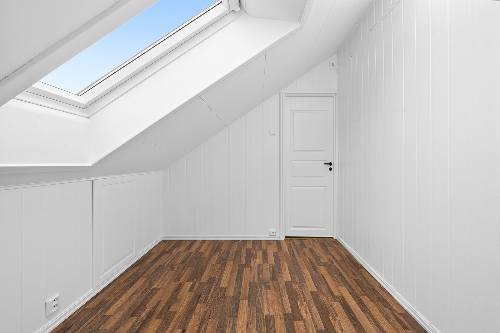 Soverom med laminatgulv, skråtak og skjermet atmosfære. Galleribilde