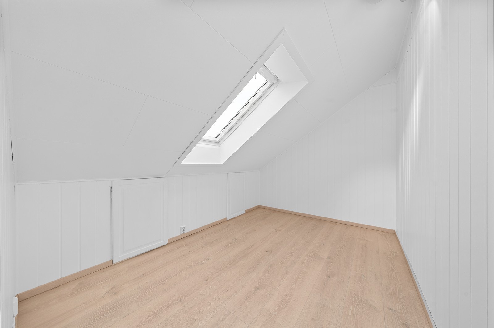 Soverom med skråtak og takvindu som gir en lys og luftig følelse. Galleribilde