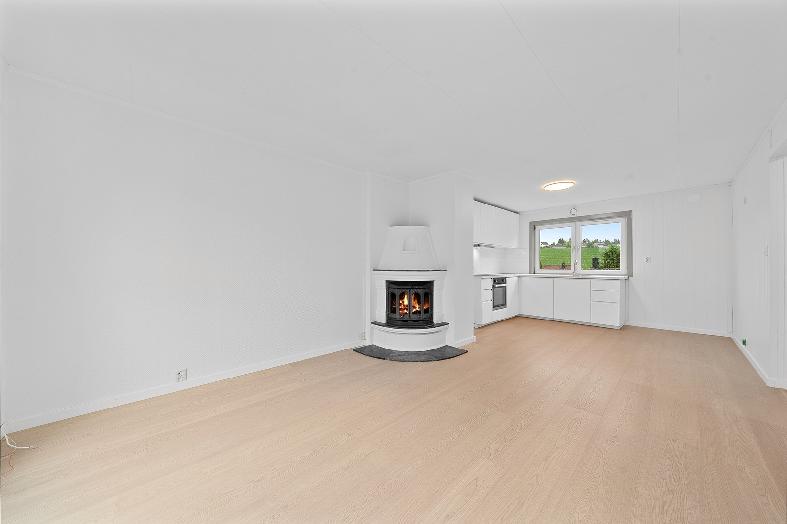 Sosial sone hvor kjøkken og stue smelter sammen, perfekt for hverdagsliv og gjester. Galleribilde