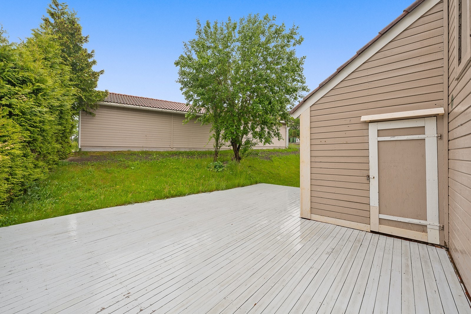 Terrassen grenser mot skjermet hage og gir mange muligheter for utendørsaktiviteter. Galleribilde