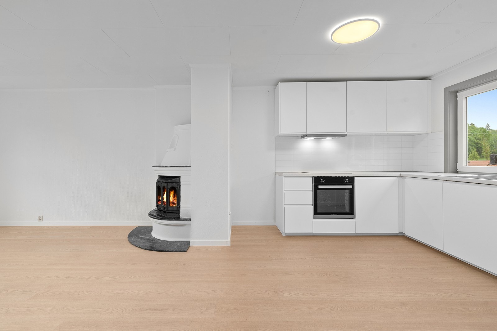 Hvitt kjøkken med glatte fronter, laminat benkeplate og integrerte hvitevarer (digitalt stylet). Nytt kjøkken i 2025 Galleribilde