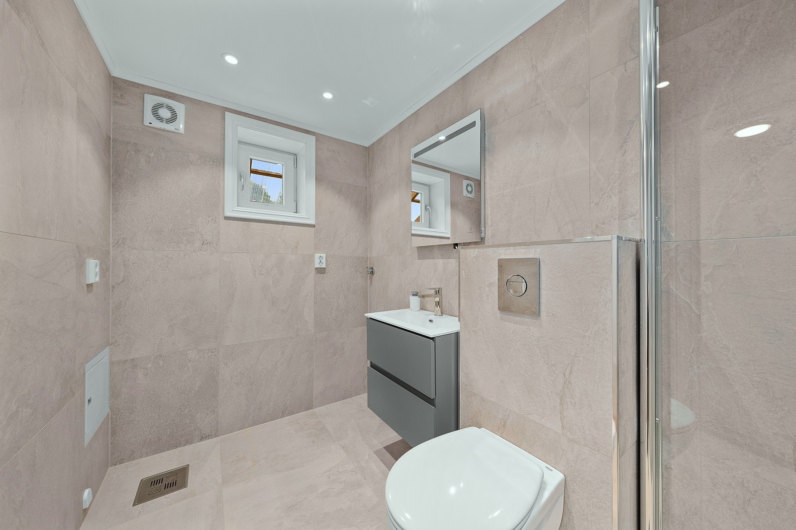 Badet har varmekabler i gulvet og vegghengt toalett for ekstra komfort. Nytt 2025 Galleribilde