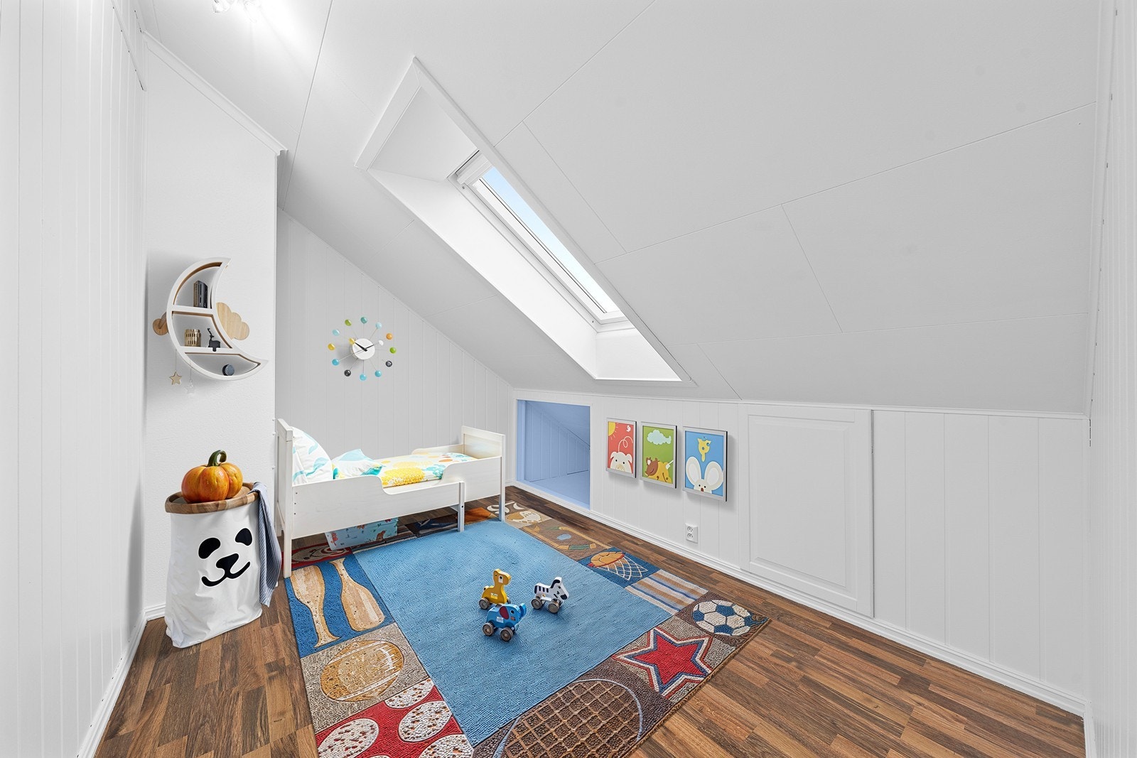 Allsidig soverom med god plass for lek, oppbevaring eller arbeidsplass. (digitalt stylet) Galleribilde