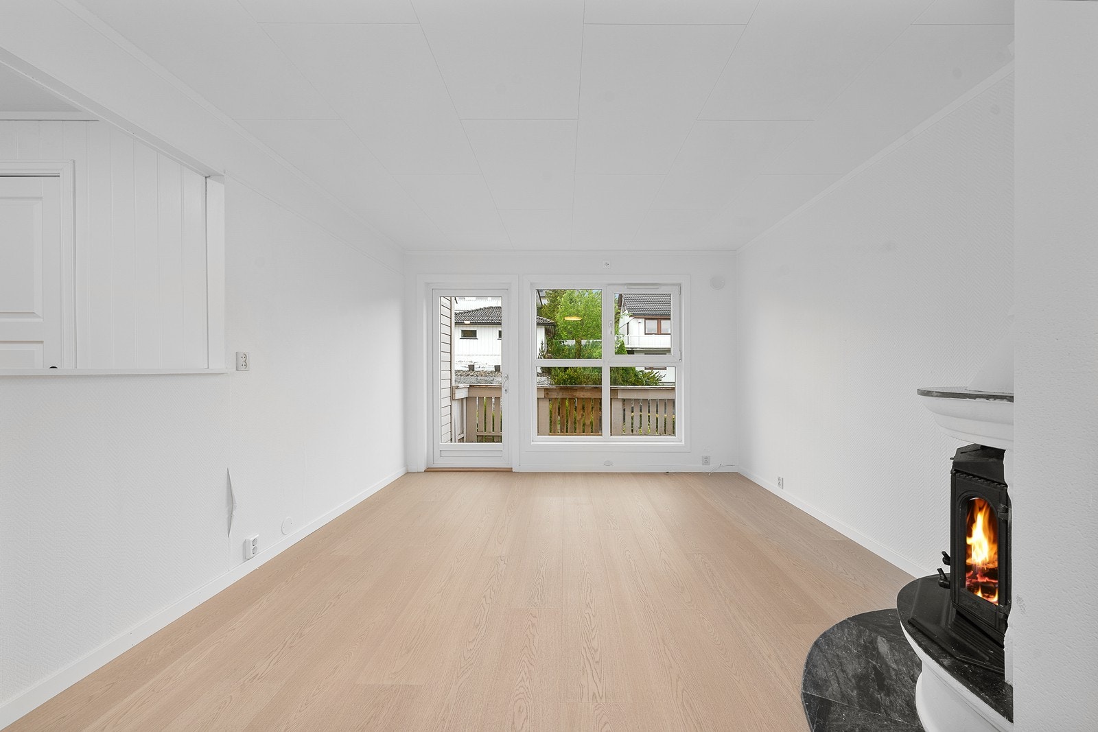 Luftig stue med store vindusflater og direkte utgang til vestvendt balkong. Mye av leiligheten er nyoppusset Galleribilde