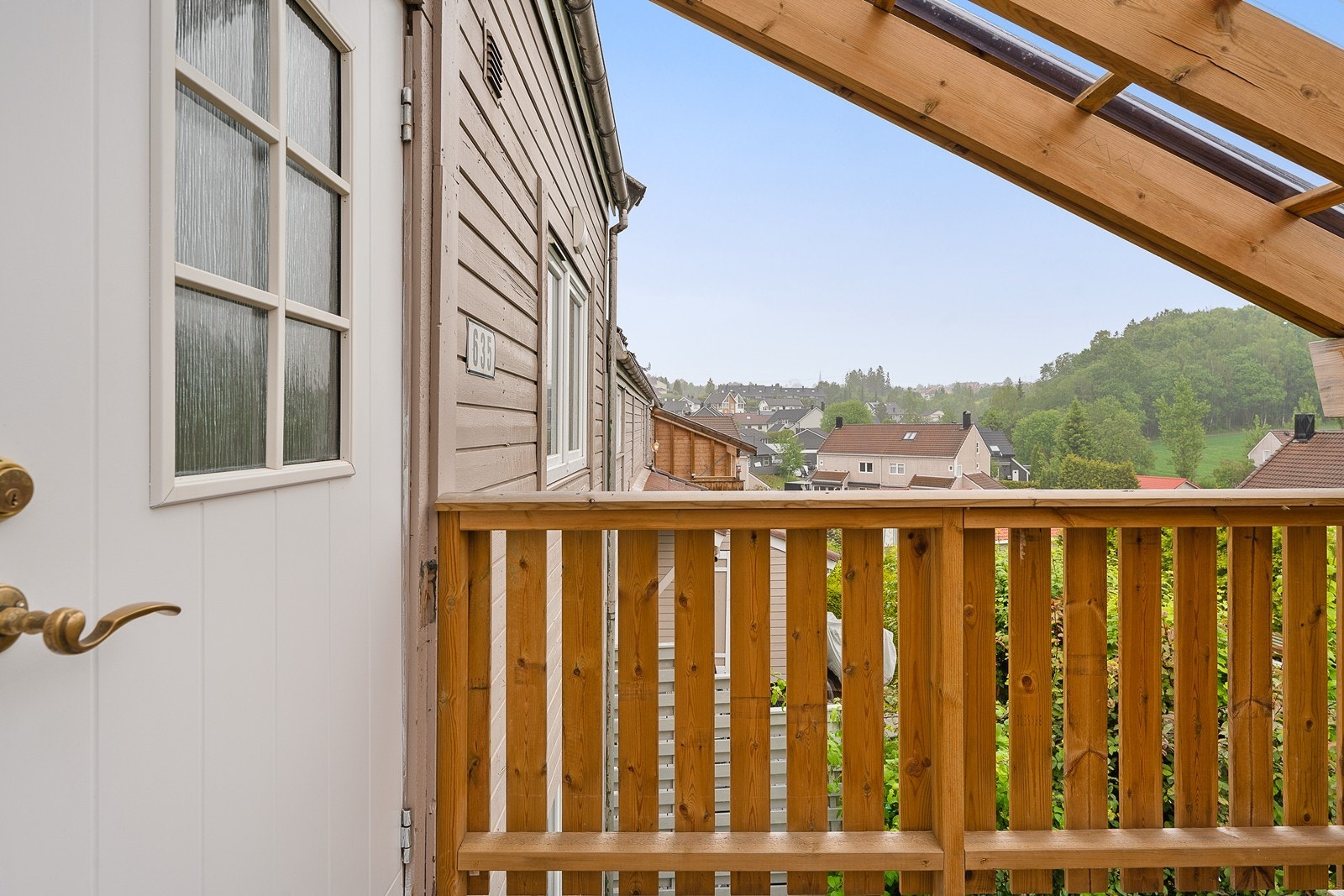 Overbygd inngangsparti gir et lunt førsteinntrykk og praktisk adkomst. Galleribilde