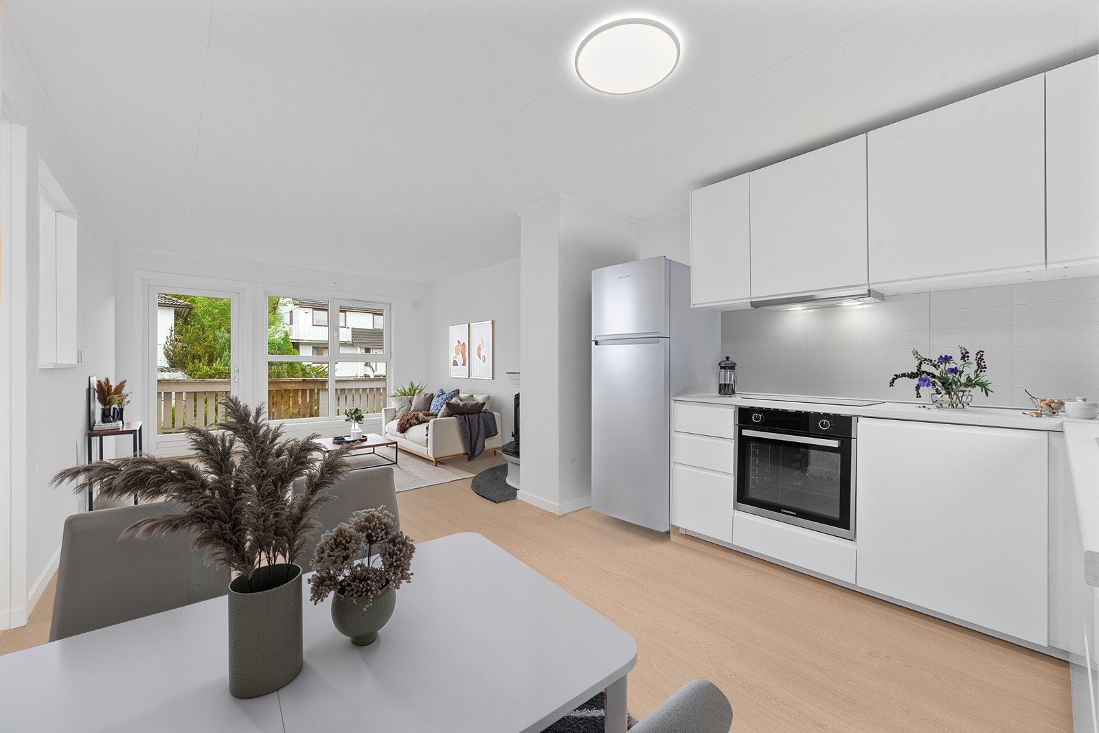 Kjøkkenet byr på rikelig med skapplass og god arbeidsflate for matlaging (digitalt stylet) Nytt kjøkken 2025 Galleribilde